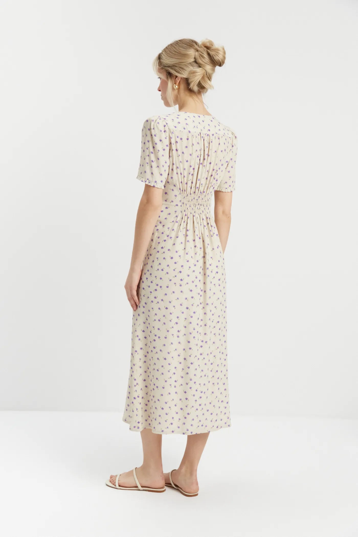 Sukienka w drobne kwiaty Marisa Lilac