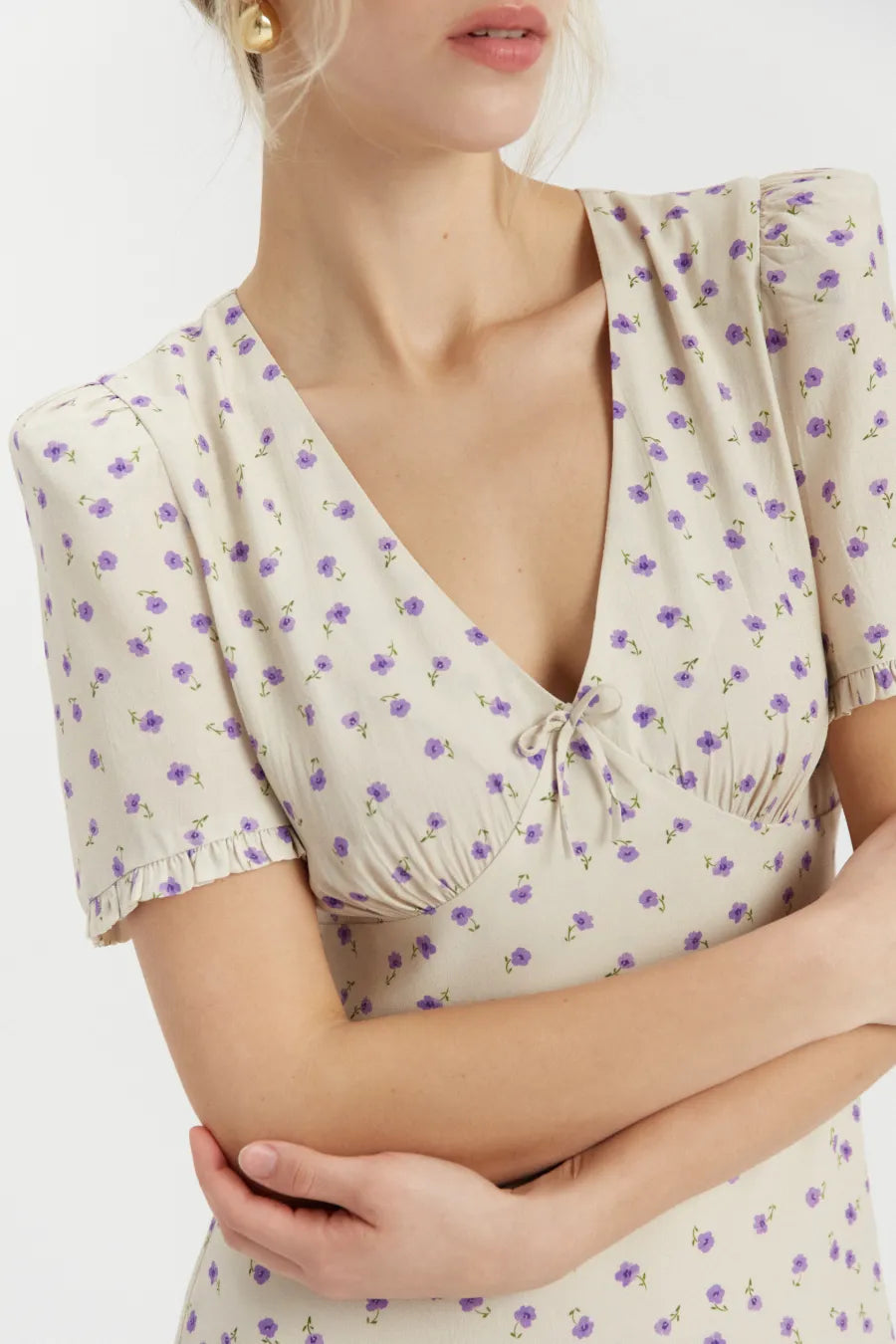 Sukienka w drobne kwiaty Marisa Lilac