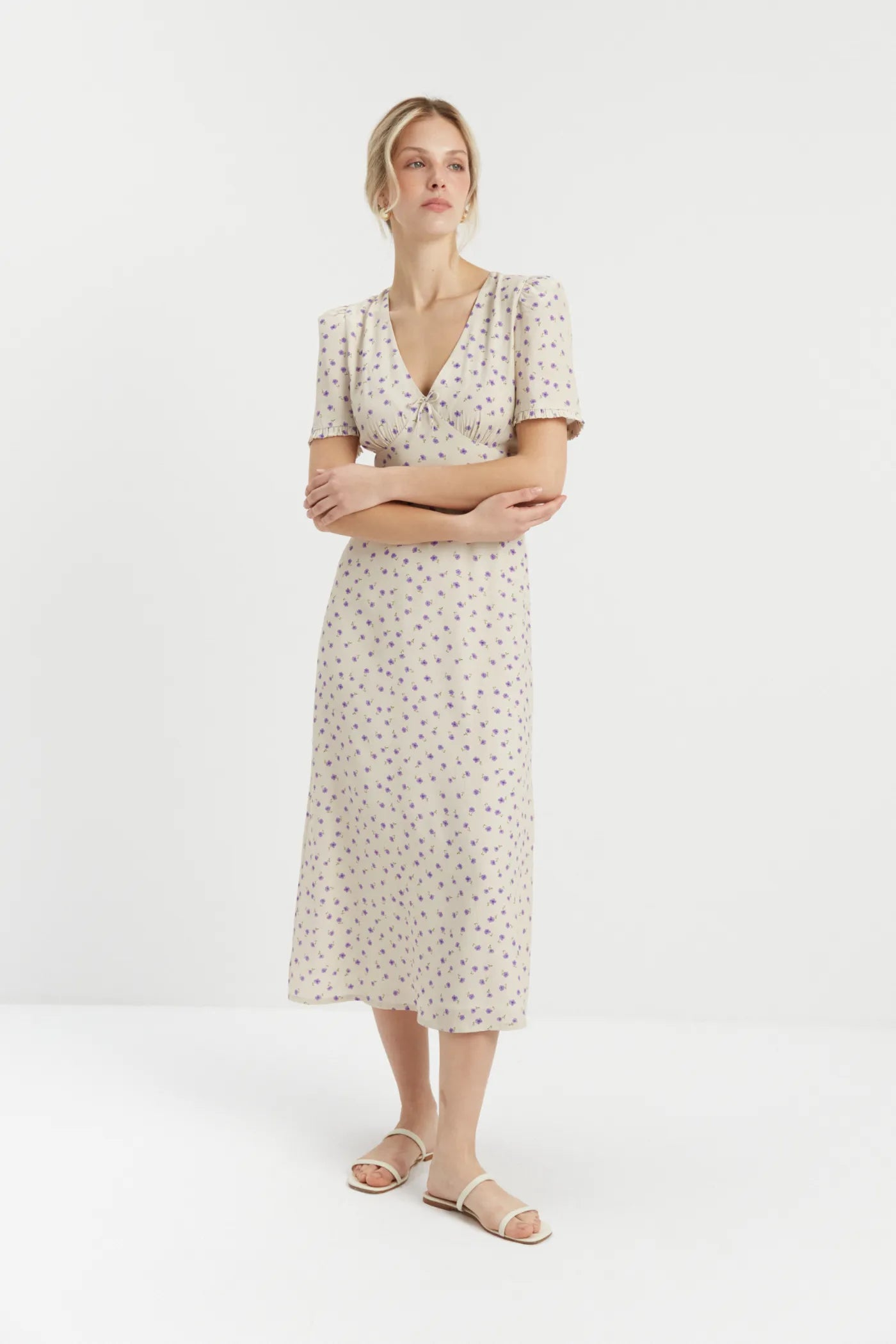 Sukienka w drobne kwiaty Marisa Lilac