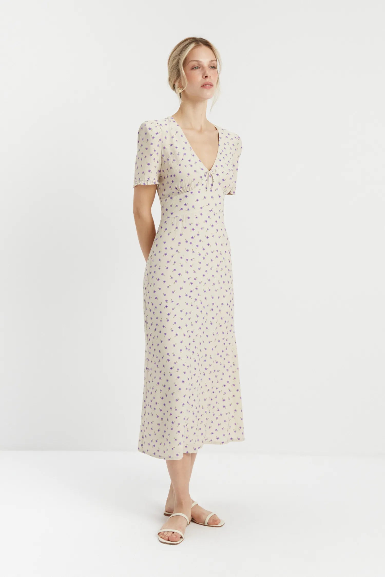 Sukienka w drobne kwiaty Marisa Lilac