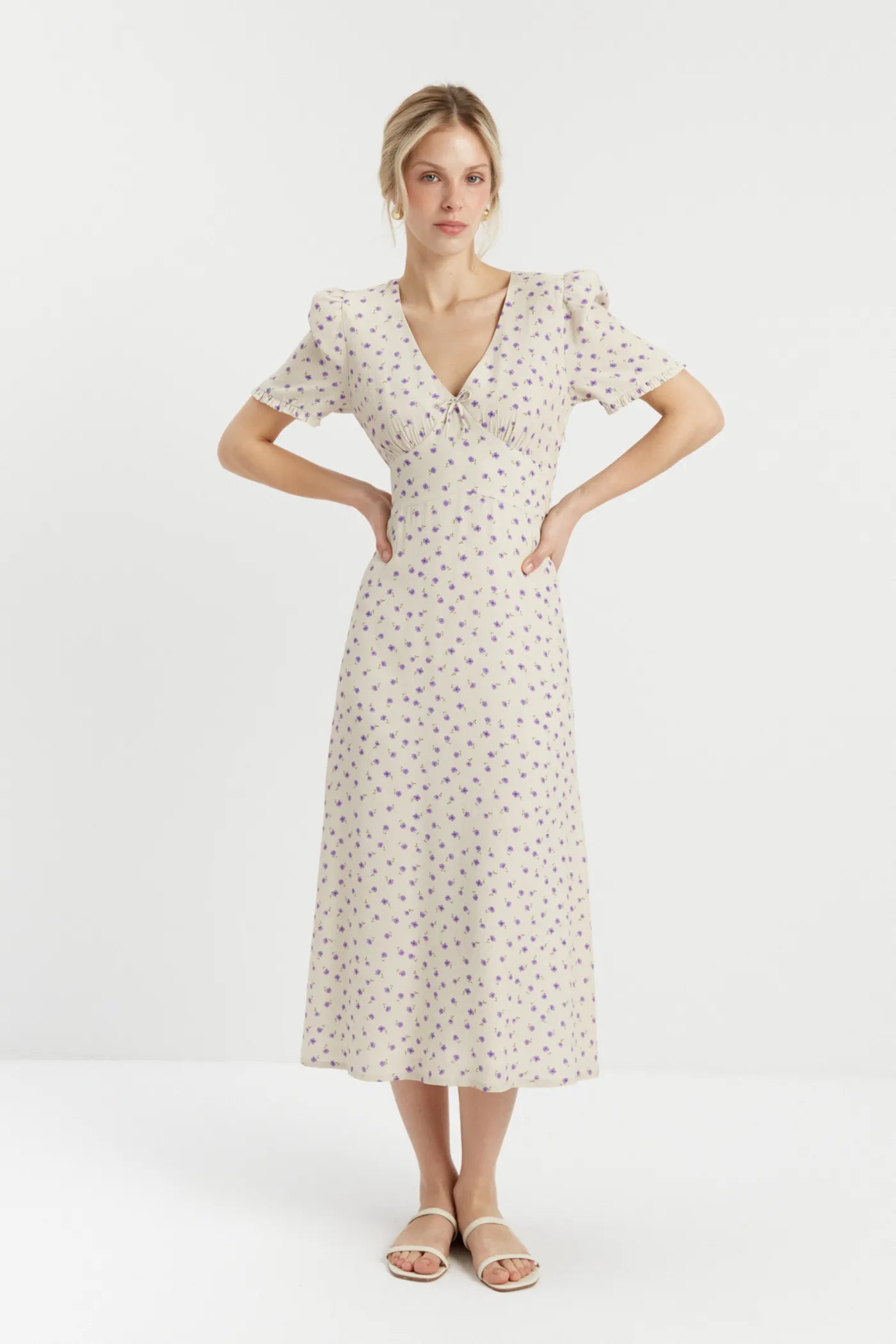 Sukienka w drobne kwiaty Marisa Lilac