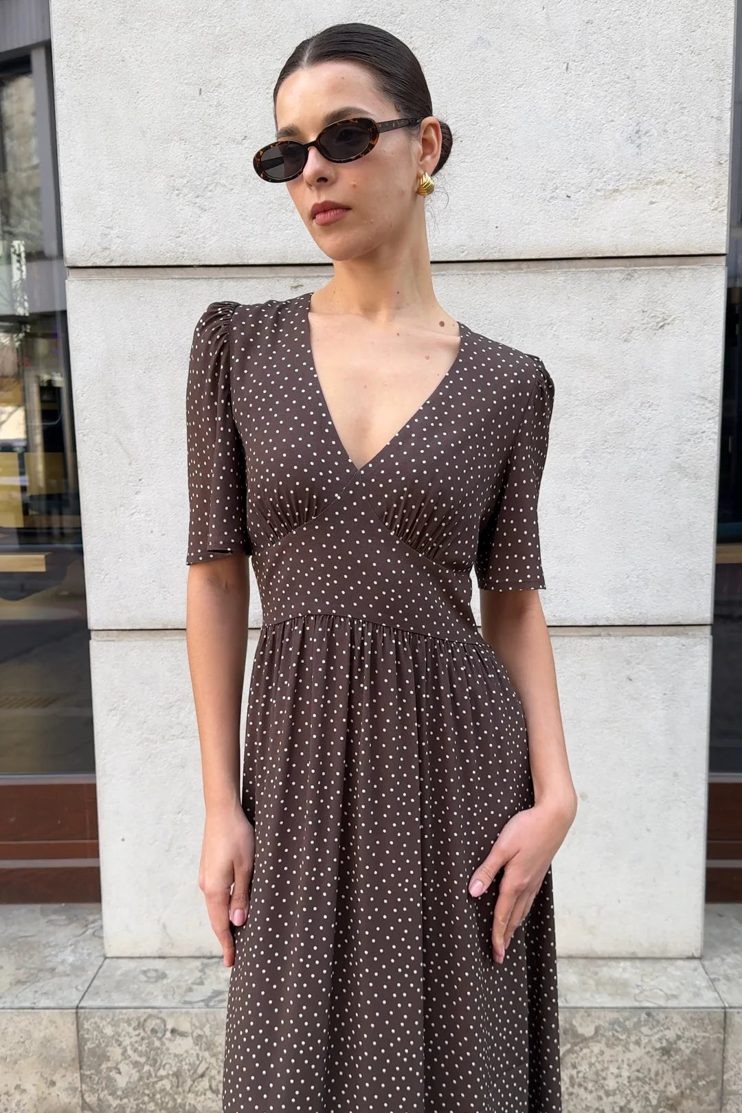 Sukienka z brązowej wiskozy w kropki Camille