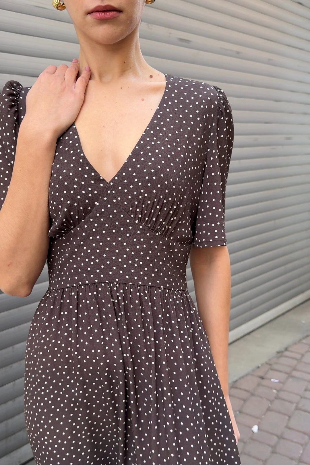 Sukienka z brązowej wiskozy w kropki Camille