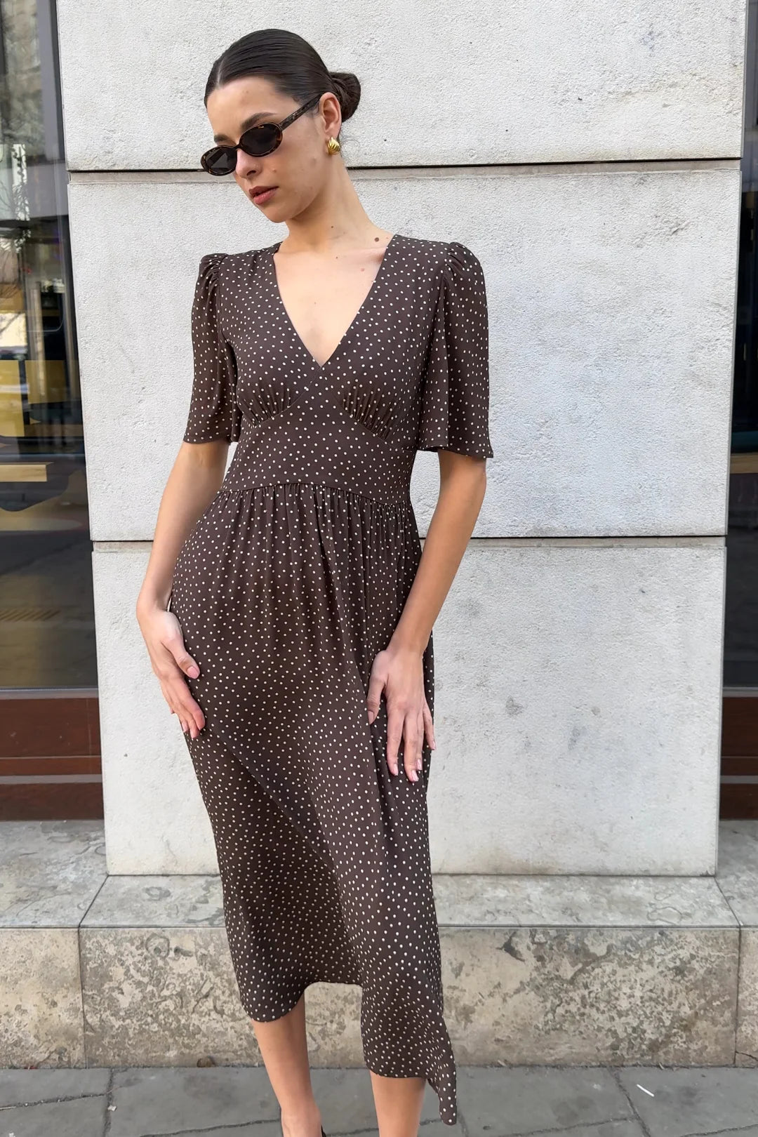 Sukienka z brązowej wiskozy w kropki Camille