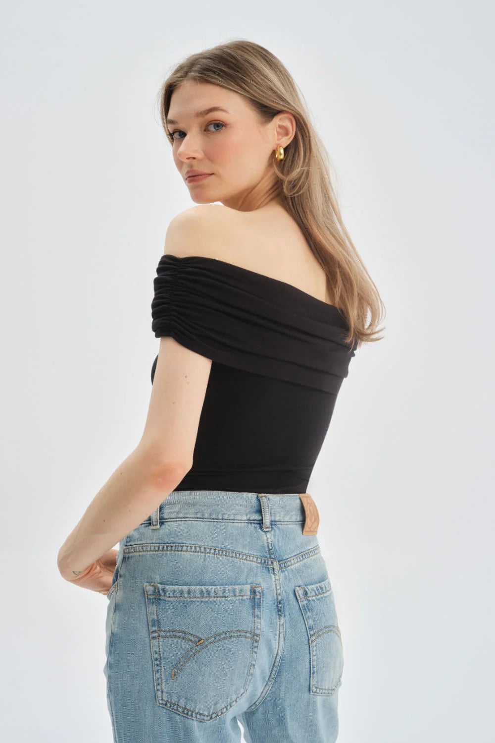 Bluzka z ozdobną różą Raisa black