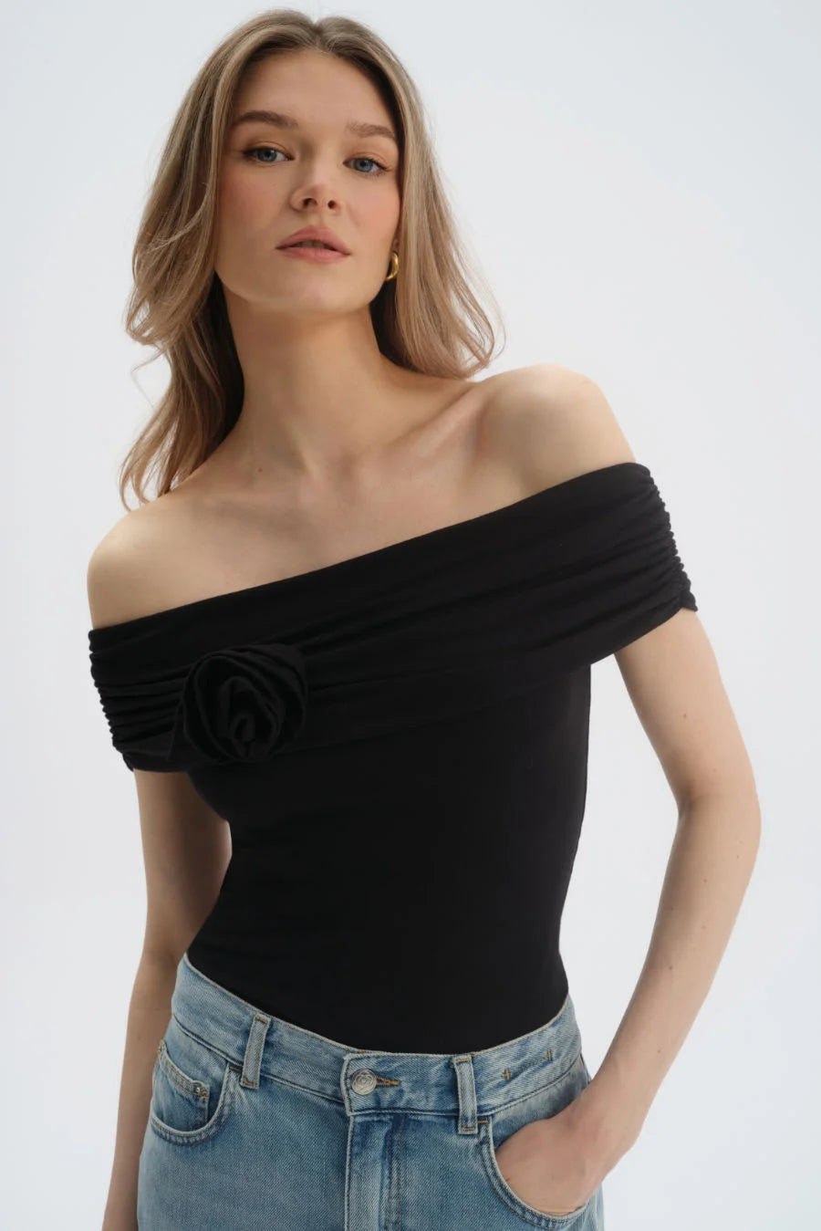 Bluzka z ozdobną różą Raisa black