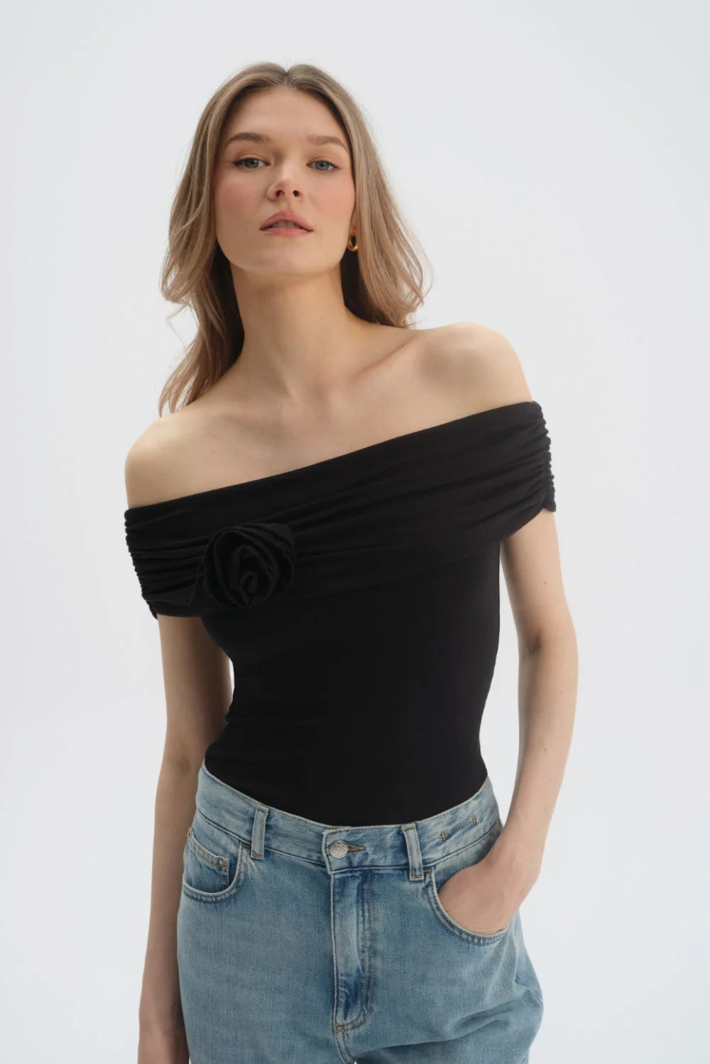 Bluzka z ozdobną różą Raisa black