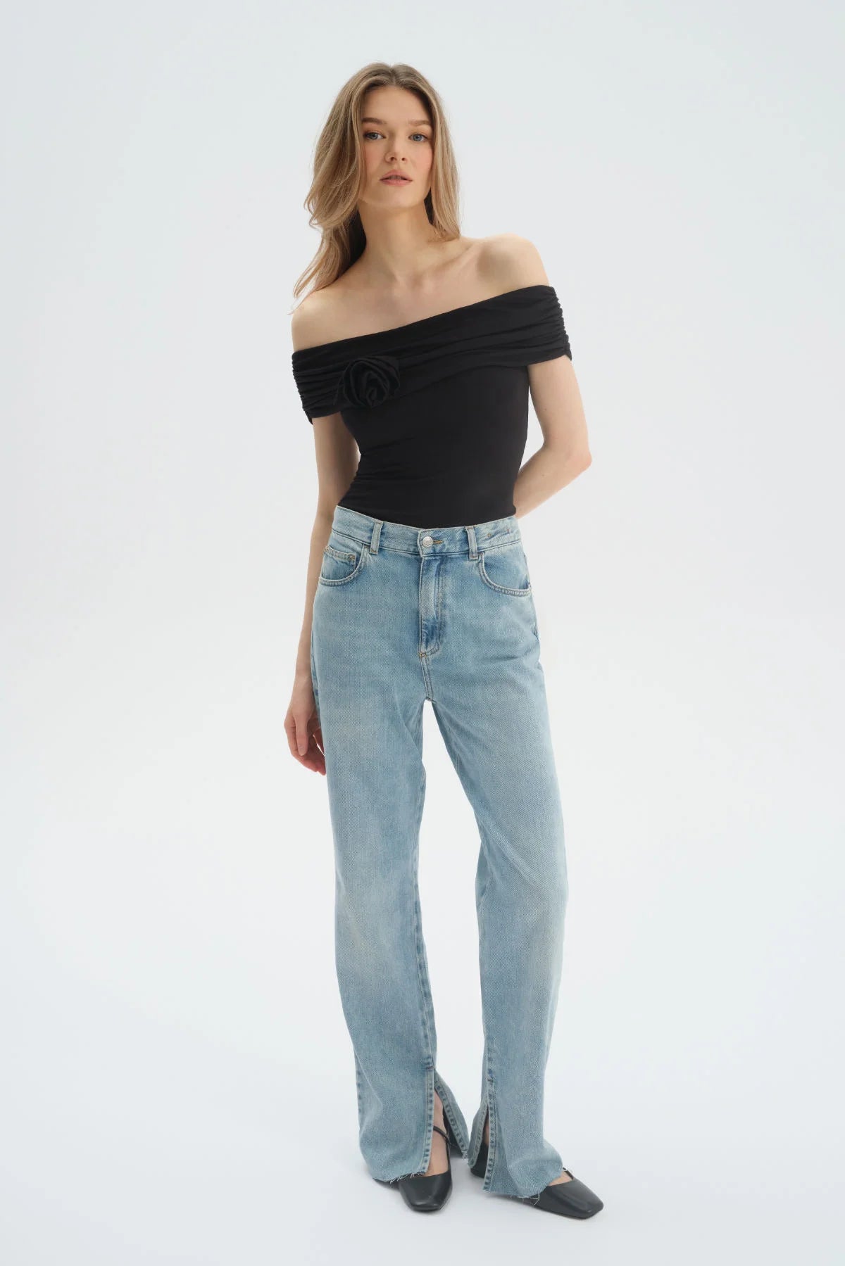 Bluzka z ozdobną różą Raisa black