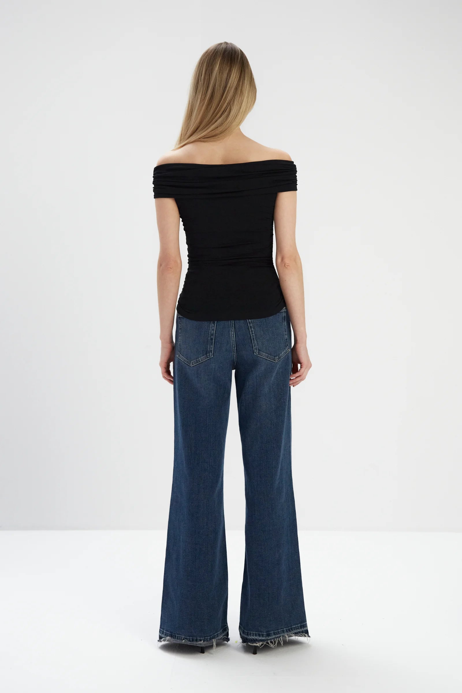 Bluzka z odkrytymi ramionami w kolorze czarnym Febe