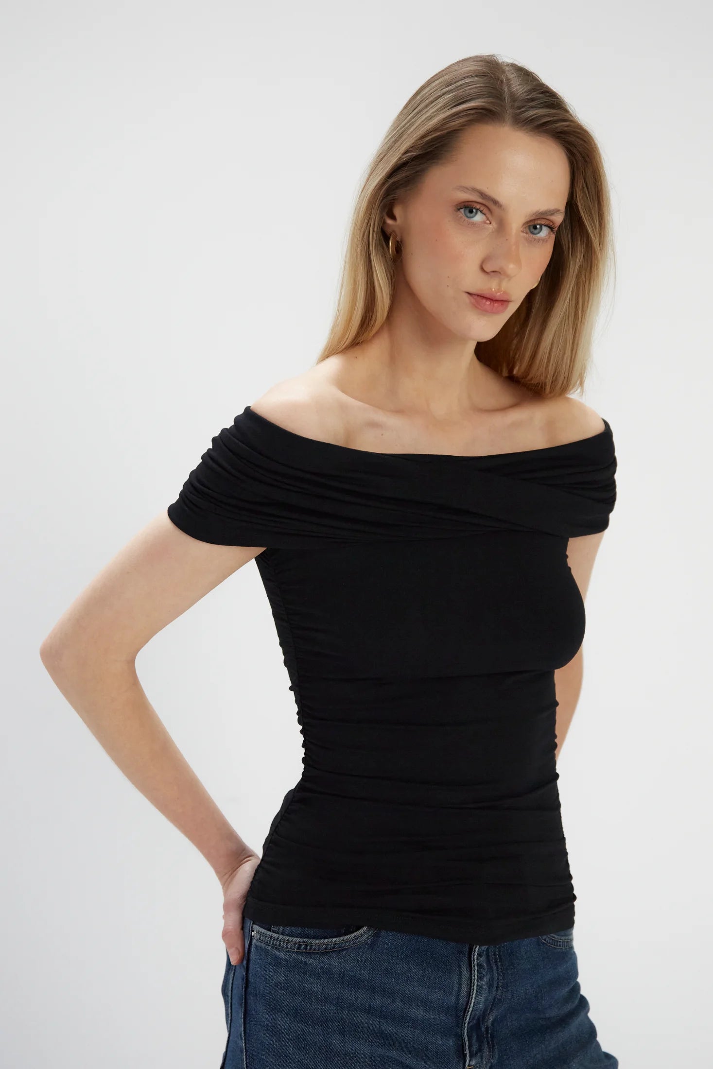 Bluzka z odkrytymi ramionami w kolorze czarnym Febe