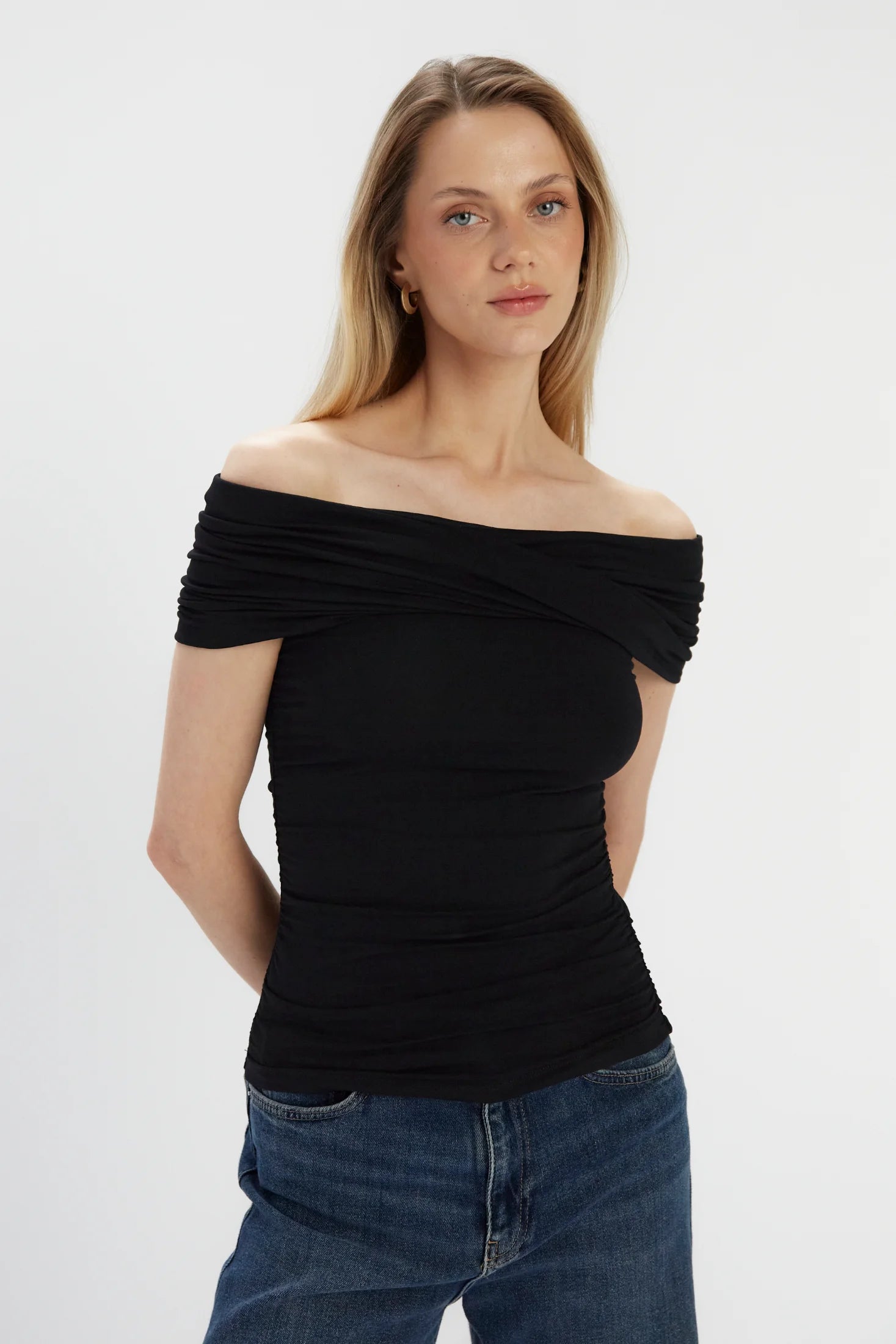 Bluzka z odkrytymi ramionami w kolorze czarnym Febe