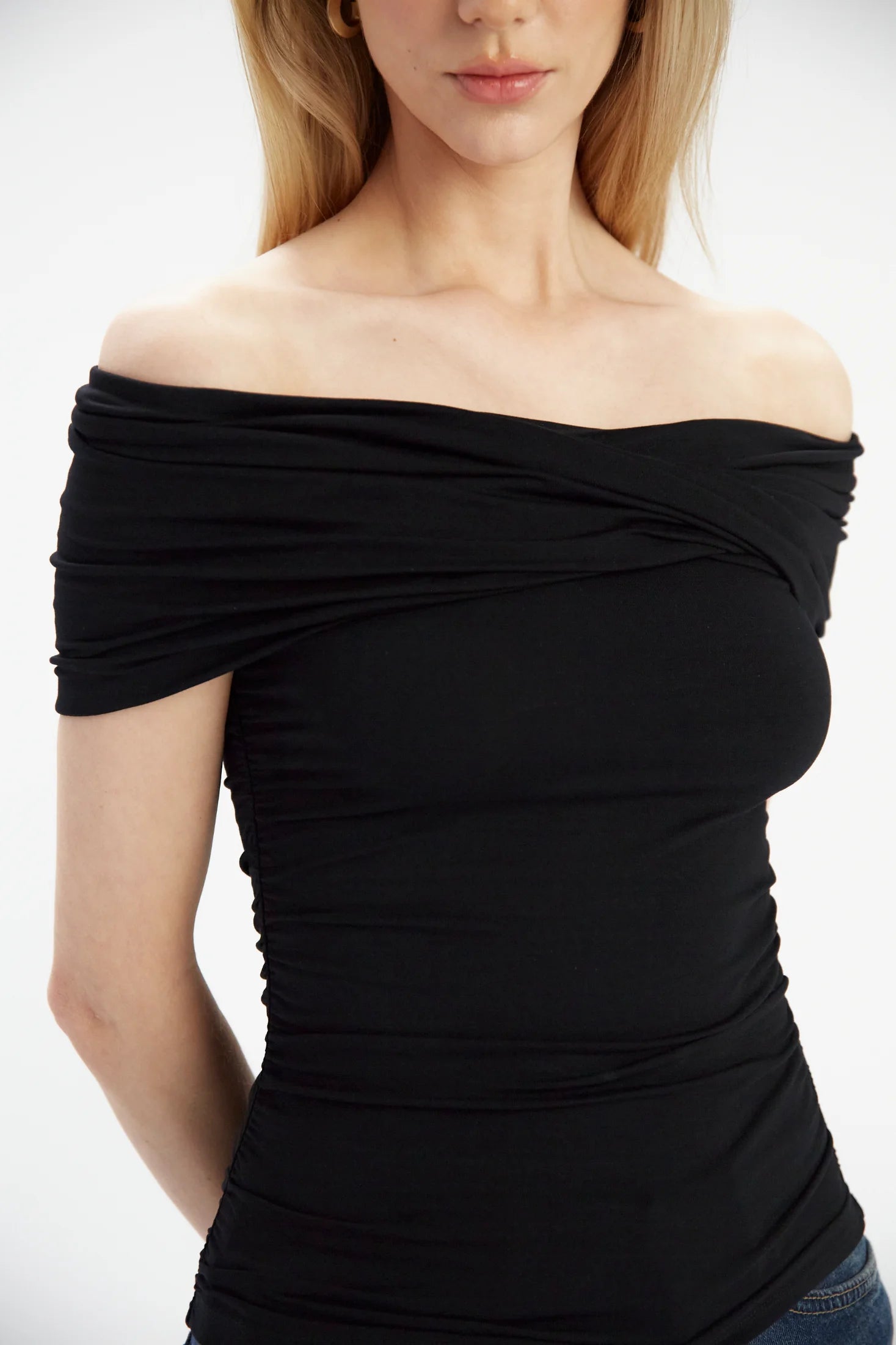 Bluzka z odkrytymi ramionami w kolorze czarnym Febe