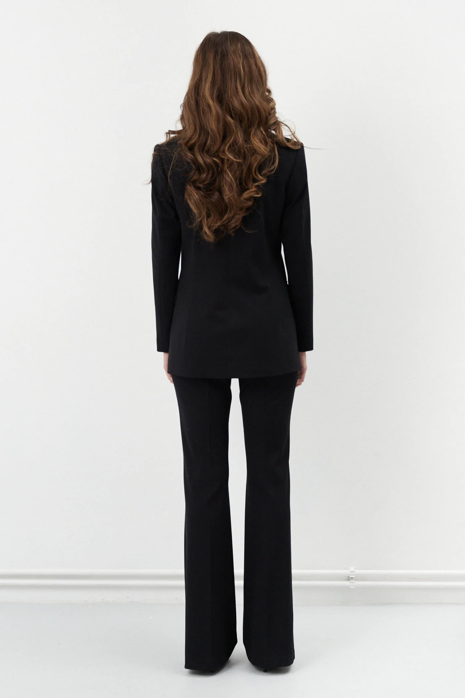 Czarny garnitur Tom z rozszerzanymi spodniami