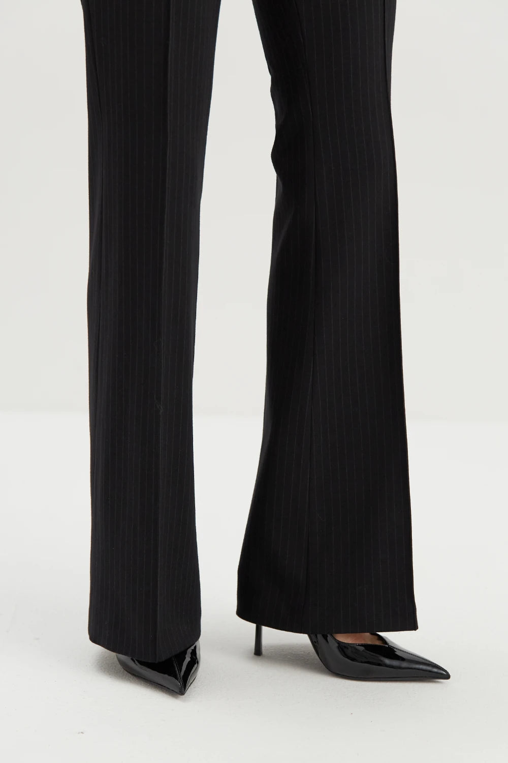 Prążkowany garnitur Tom z rozszerzanymi spodniami