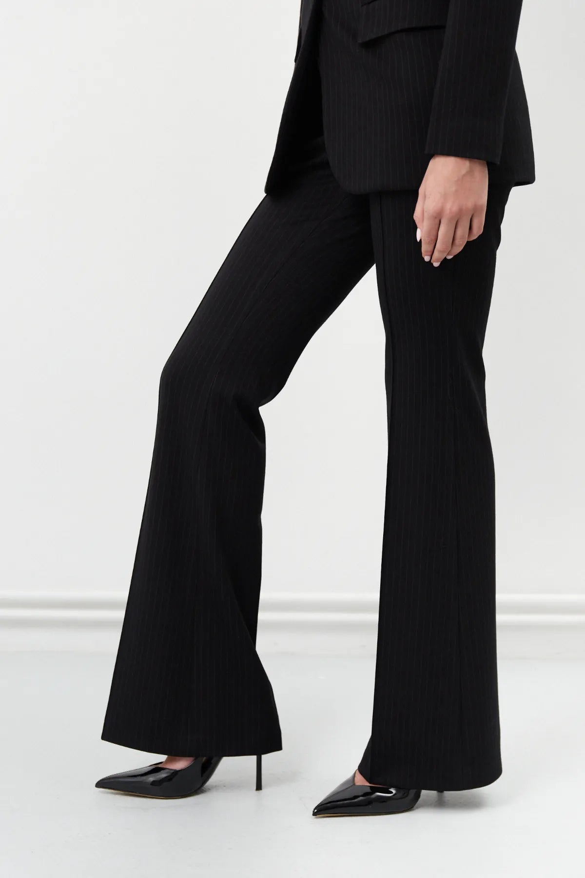 Prążkowany garnitur Tom z rozszerzanymi spodniami