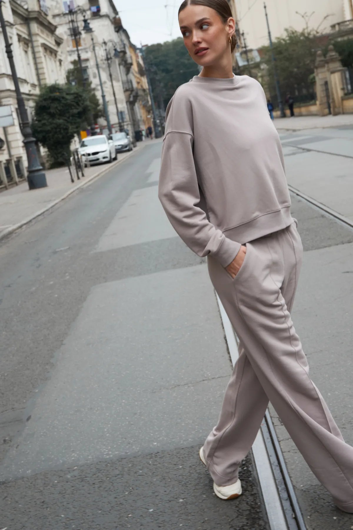 Komplet dresowy w kolorze beżowym Tod