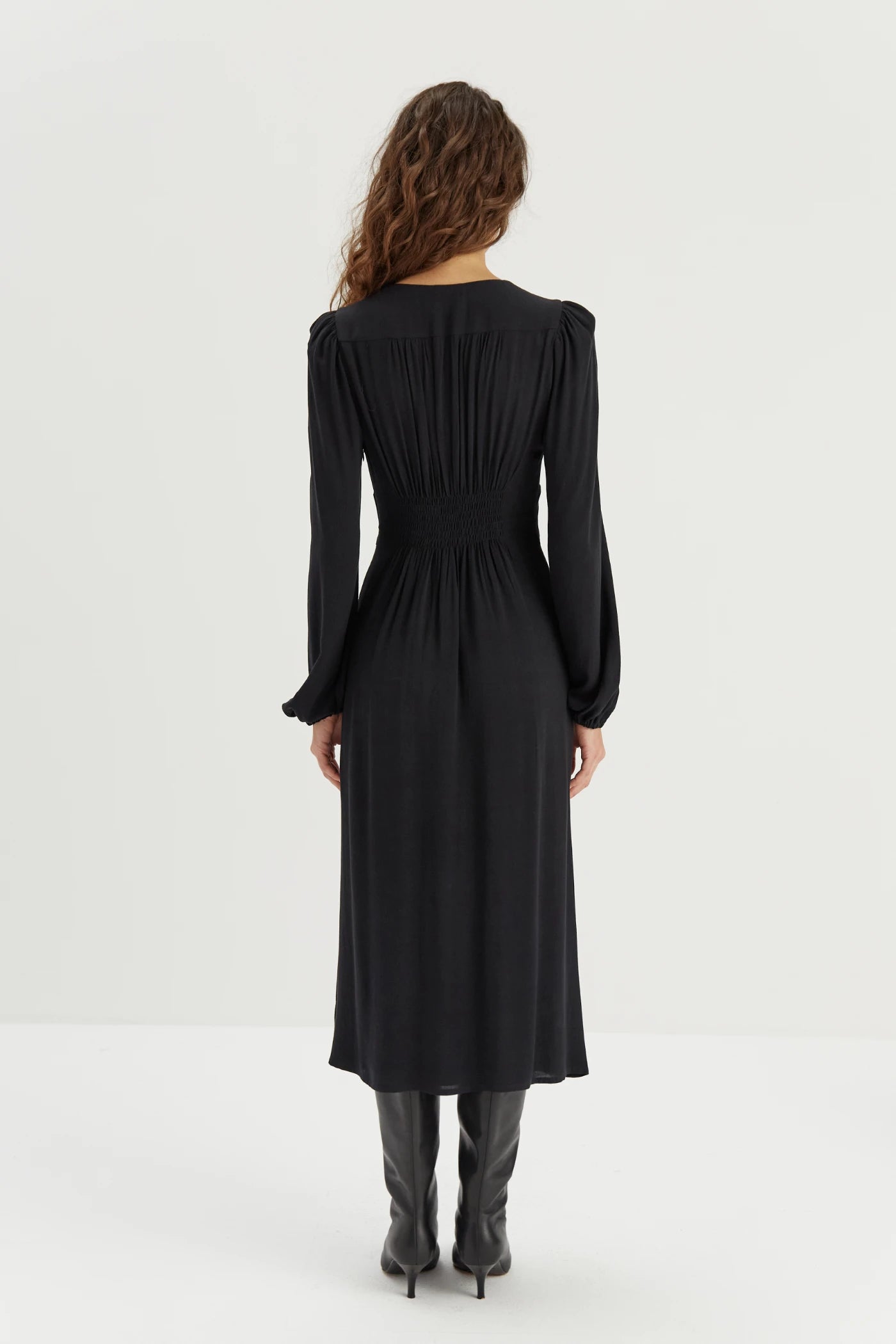 Sukienka z czarnej wiskozy Berenike