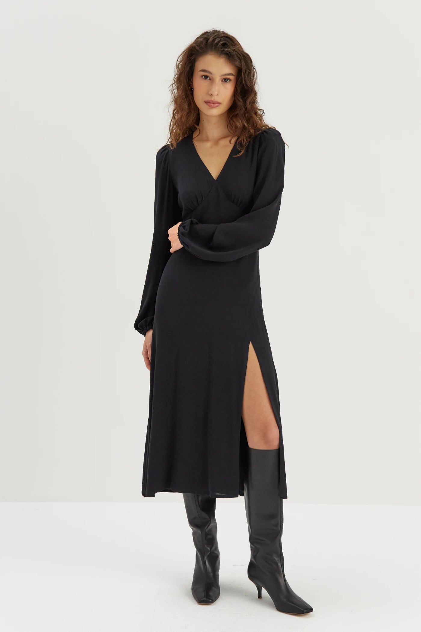 Sukienka z czarnej wiskozy Berenike