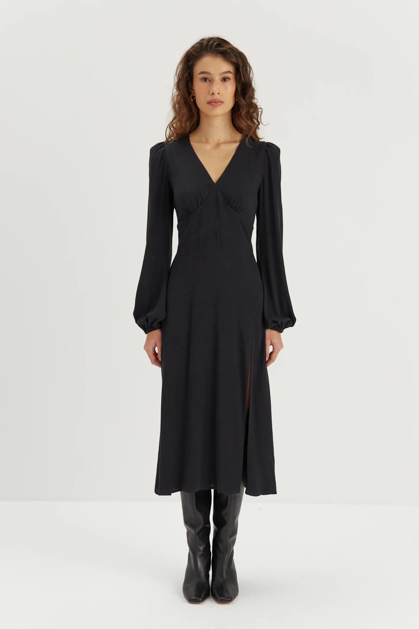 Sukienka z czarnej wiskozy Berenike