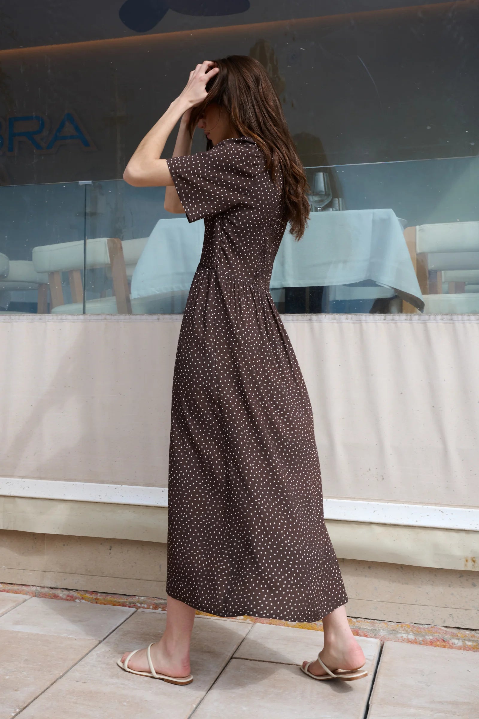Sukienka z brązowej wiskozy w kropki Camille