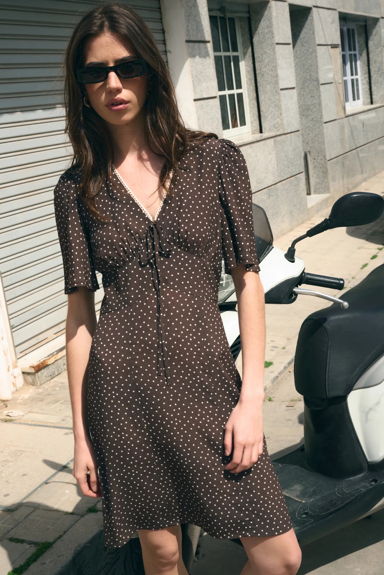 Sukienka z brązowej wiskozy w kropki Ivette dot