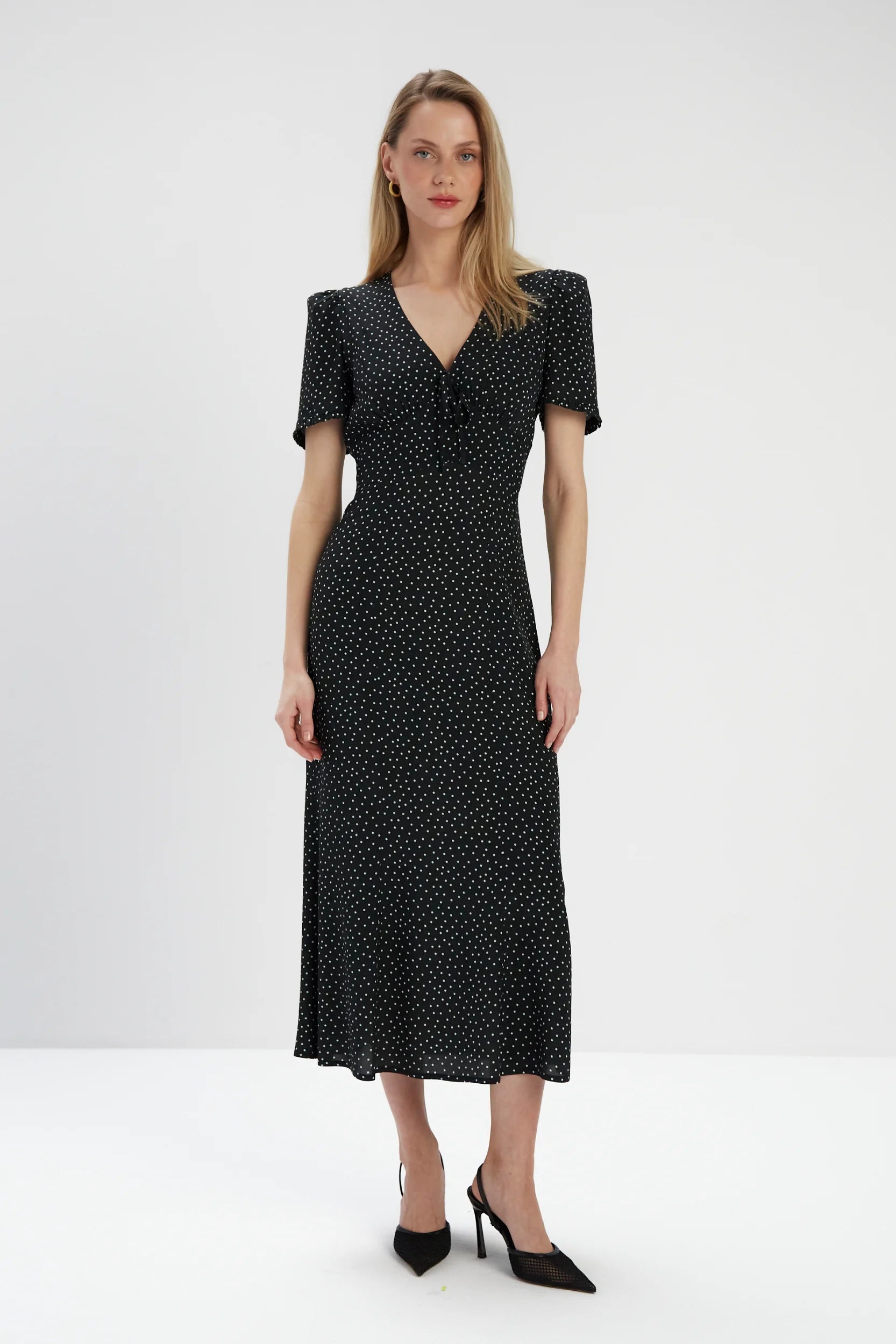 Sukienka z wiskozy Carmen dot