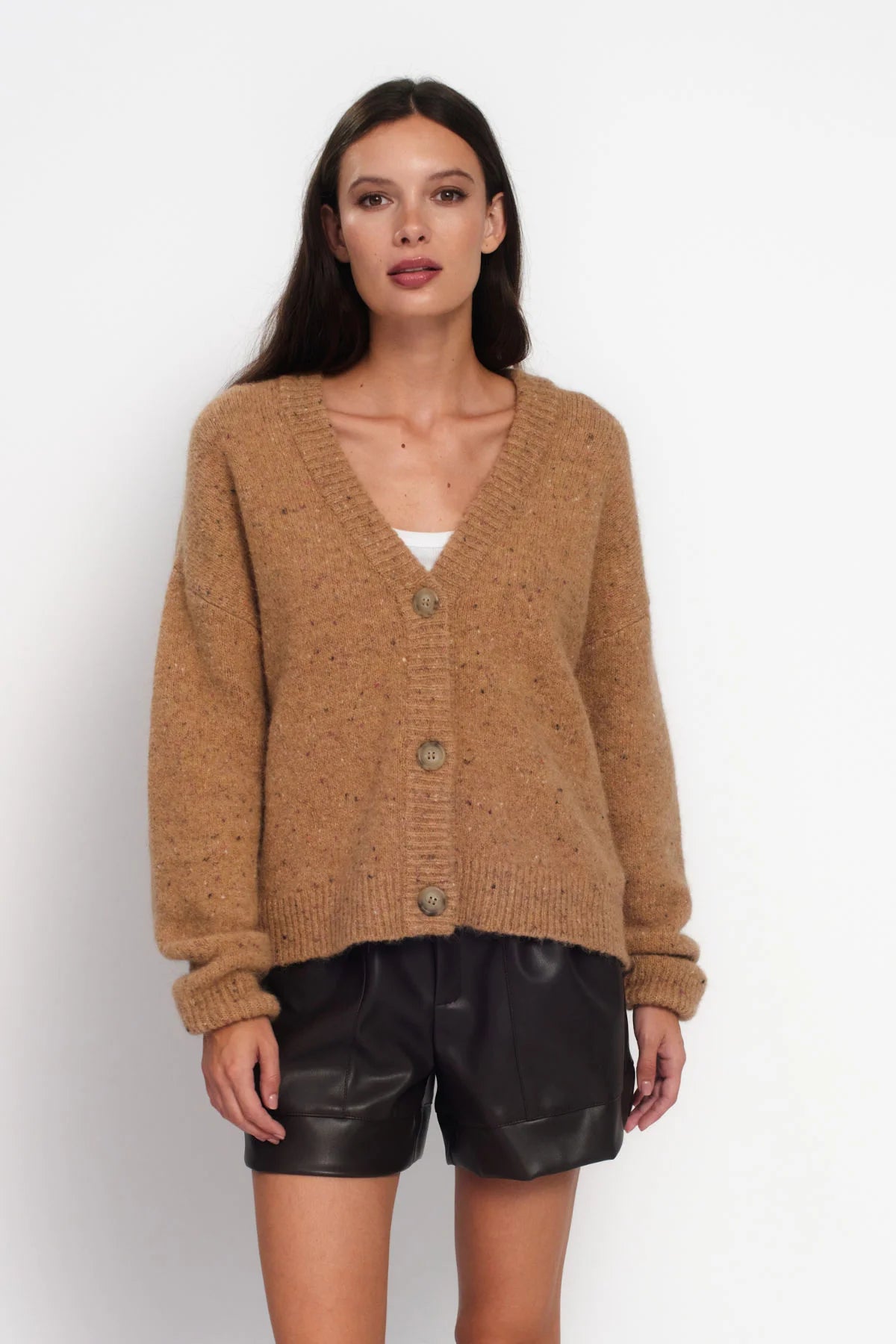 Wełniany kardigan Mateo w kolorze orzechowym