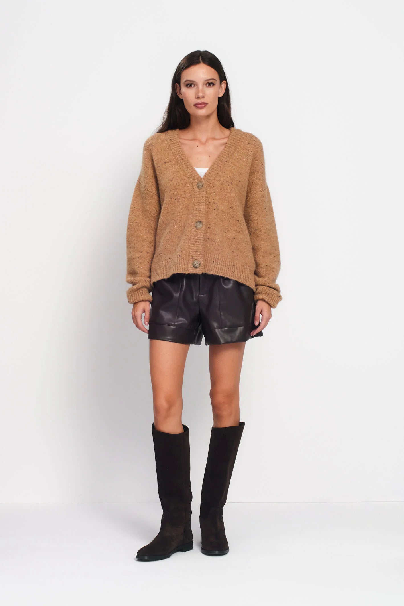 Wełniany kardigan Mateo w kolorze orzechowym