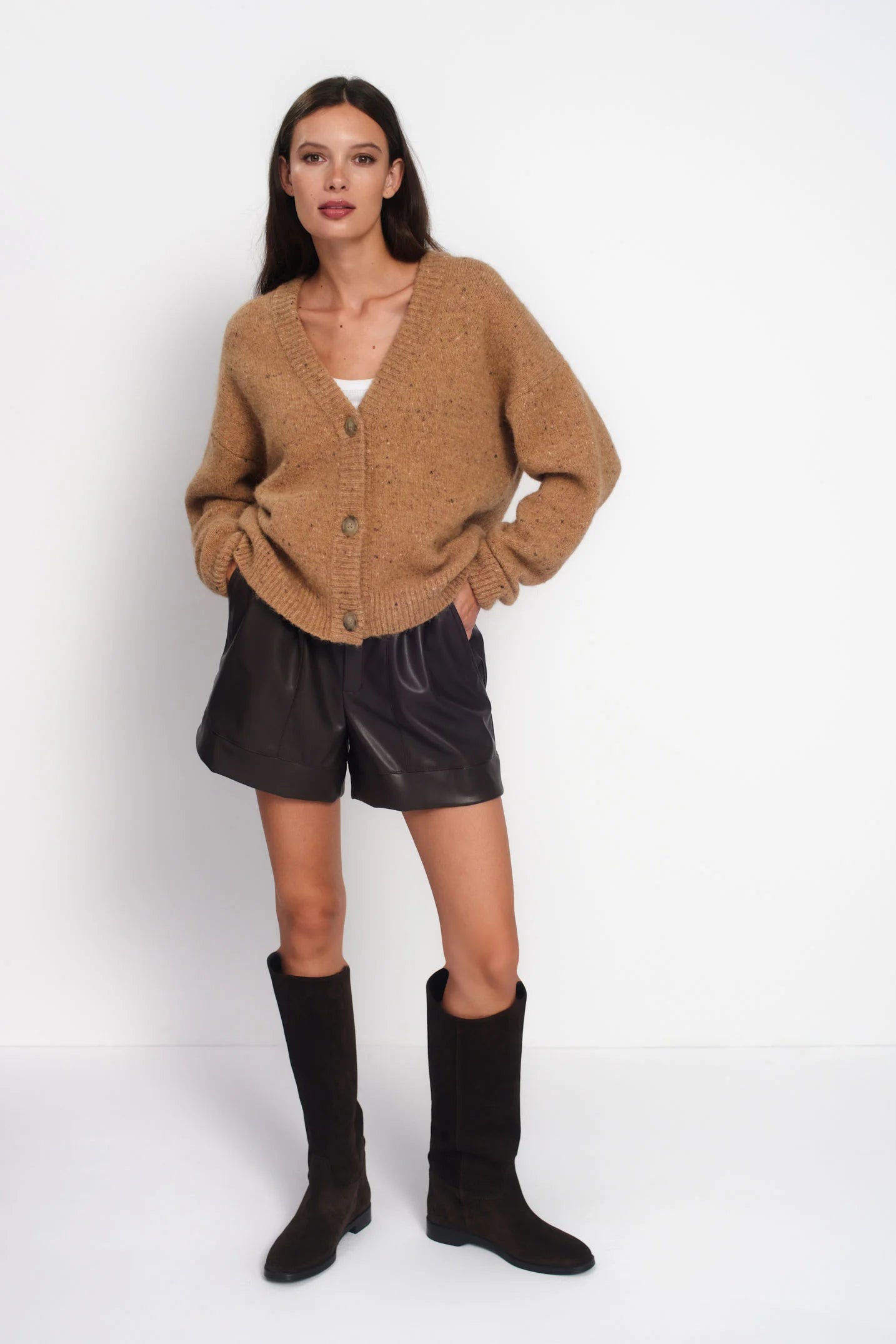 Wełniany kardigan Mateo w kolorze orzechowym